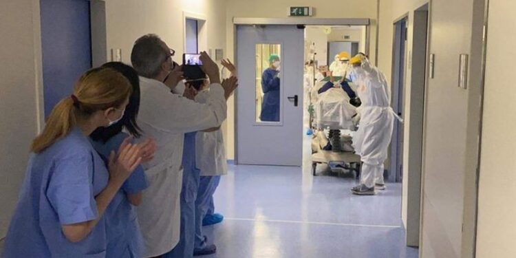 Emocionuese/ Del nga terapia intensive 8-vjeçari i prekur nga COVID-19, shihni si pritet mes lotëve e duartrokitjeve nga mjekët e familjarët (Video)