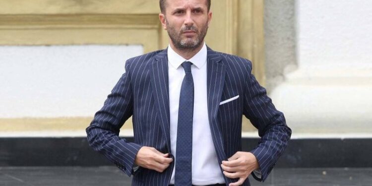 “Kush ta ka mbushur mendjen”?! Erion Braçe sulmon Albin Kurtin dhe nuk lë gjë pa nxjerrë: Përse ti, Sali Berisha, Ilir Meta dhe kanakaret e tyre familjare…