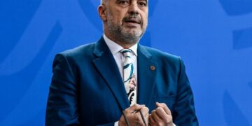 “Kujdes keni bërë 3 faulle”, Rama ‘zhvishet’ nga posti i kryeministrit (Pamjet po bëjnë xhiron në rrjet)