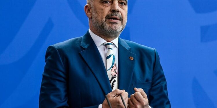 “Kujdes keni bërë 3 faulle”, Rama ‘zhvishet’ nga posti i kryeministrit (Pamjet po bëjnë xhiron në rrjet)