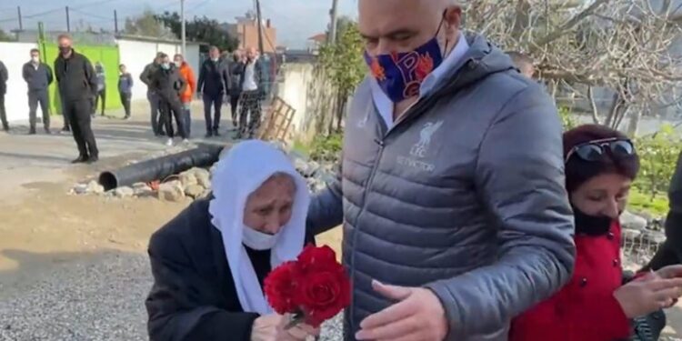 “Jam e fortë se…”, nëna e moshuar përlotet kur merr në duar çelësin e shtëpisë dhe bën gjestin emocionues