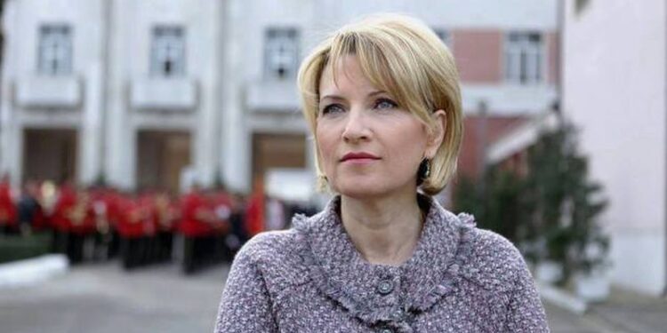 Si asnjëherë më parë, Mimi Kodheli rrëfen momentin e saj më të vështirë në jetë: Po prisnim ambulancën! Jam ulur në tokë dhe i kam kërkuar zotit të më marrë mua dhe jo atë