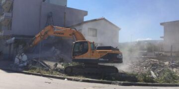 IKMT zbarkon në një tjetër zonë, nis operacioni për prishjen e 30 objekteve…në Gjirin e Lalëzit