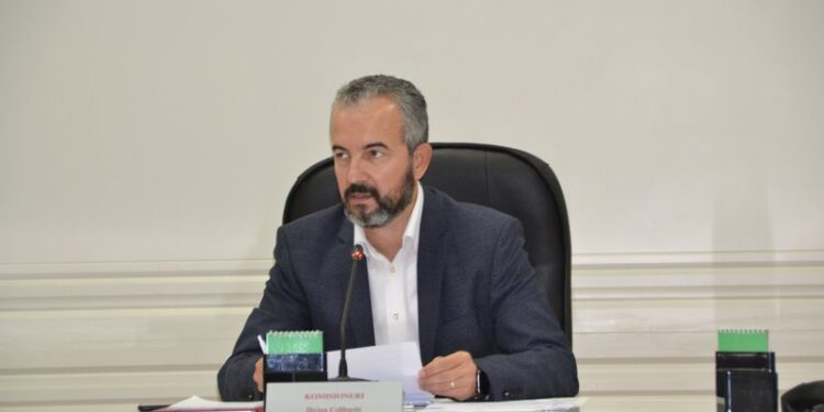 Vendimi për të bllokuar fushatën e qeverisë krijon tension në KQZ, anulohet mbledhja në minutat e fundit, kërkohen konsultime