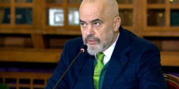 Nuk ishte në Kuvend gjatë vizitës së saj, kryeministri Rama shpërthen ndaj Vjosa Osmanit: Shfaqet këtu dhe bën politikë të brendshme! Duke rrotulluar thikën e…