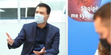 Ekonomisti më i paparë Basha “heq taksat e rrit rrogat”! Takim me studentët e mjeksisë: Do rris pagat në sistemin shëndetësor, 1200 euro për mjekët dhe 700 euro për infermierët