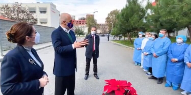 Surprizoi mjekët dhe infermierët e Infektivit, kryeministri Rama zbulon planin e madh të qeverisë së tij: Mesa duket kjo godinë do e mbylli në mënyrë të lavdishme mision e vet!