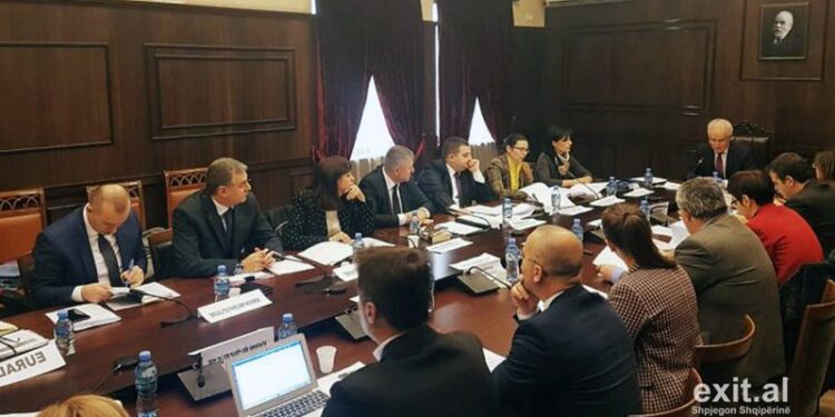 Zbulohen debatet në KED për Zhaklina Peton dhe lëvizjet e politikës!Tusha si ushtare pa mandat valë letërkëmbimesh me presidentin