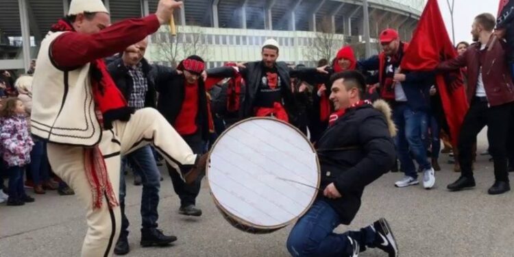 Emocionuese! Shikoni çfarë po ndodh në aeroport: Emigrantët priten në një mënyrë të pazakontë (Video)