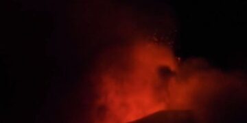 VIDEO/ Shpërthen vullkani Etna në Itali ku natën e bën ditë: Llavë dhe hi në qiell, regjistrohen 17 tërmete, e pazakonta që ka ndodhur me reshjet, bien nga qielli me…