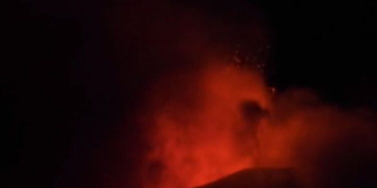 VIDEO/ Shpërthen vullkani Etna në Itali ku natën e bën ditë: Llavë dhe hi në qiell, regjistrohen 17 tërmete, e pazakonta që ka ndodhur me reshjet, bien nga qielli me…