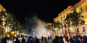 Policia e Shtetit: V.rasja e 25-vjeçarit s’mund të përdoret si pretekst për dhunë ndaj policëve! Organizatorët dhe sulmuesit do marrin dënim të merituar nga drejtësia për 10 policët e plagosur!