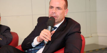 Një argat i Putinit në Parlamentin Europian, që sulmon shqiptarët