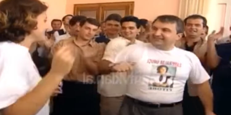 VIDEO-LAJM/ Ilir Meta e ka filluar që herët kërcimin, tashmë është “veteran”! Juristi Romeo Kara e ironizon: Ja dhe kolopuçi që ka 30 vjet që na kërcyer në qafe dhe nuk di të…