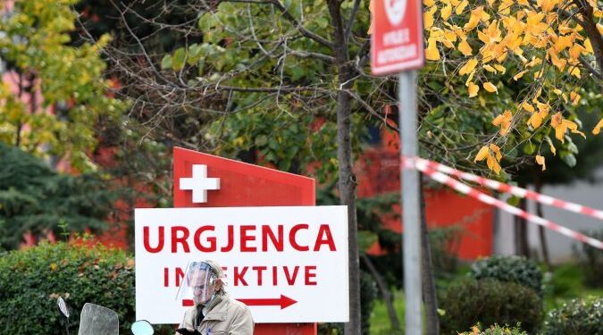 Kurba e shifrave të COVID vazhdon trendin e uljes: 375 raste të reja dhe 9 humbje jete në vend
