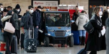 Një grua e kthyer nga Britania e Madhe bashkë me partnerin të izoluar në Itali, autoritetet qetësojnë: Varianti i ri i koronavirusit nuk është më agresiv