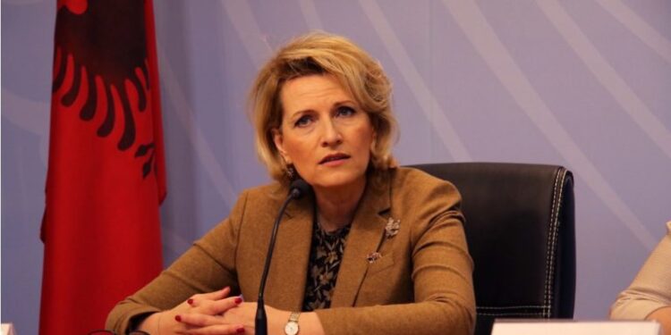 Kazani bën lajm: Përçahet PS, votoi kundër Çuçit dhe Ekonomit! Ja si përgjigjet Kodheli: Ishte një lapsus, nuk kisha syzet me vete! Arritjet që kam më dalin dhe teprojnë!