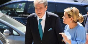 Gruaja e Ilirit bën të sajat edhe paratë e BE-së pasi sulmon kreun e ONM dhe mashtron: Calavera merr 26 mijë euro në muaj dhe vjen njëherë në tre muaj! Janë paratë tona
