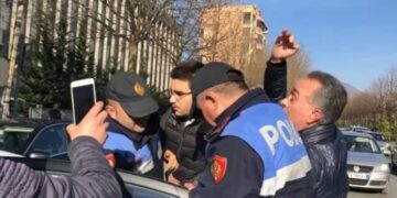 Deputeti i PD-së, pas v.rasjes së Klodianit: Jemi mbledhur për të festuar. Protestuesi: Të q****a robt, pse jemi mbledhur për të festuar?!