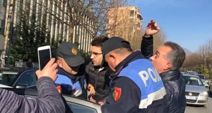 Deputeti i PD-së, pas v.rasjes së Klodianit: Jemi mbledhur për të festuar. Protestuesi: Të q****a robt, pse jemi mbledhur për të festuar?!