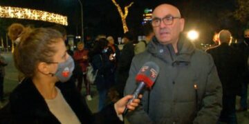 Robert Budina kryetari i shoqatës komike  për mbrojtjen e Teatrit që nuk ekziston: Protestat tona paqësore nuk kanë dhënë rezultat, na rrahën me shpulla. Kauza jonë tani, të ikë Ardi Veliu