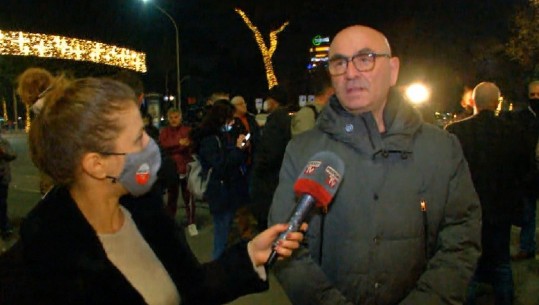 Robert Budina kryetari i shoqatës komike për mbrojtjen e Teatrit që nuk ekziston: Protestat tona paqësore nuk kanë dhënë rezultat, na rrahën me shpulla. Kauza jonë tani, të ikë Ardi Veliu