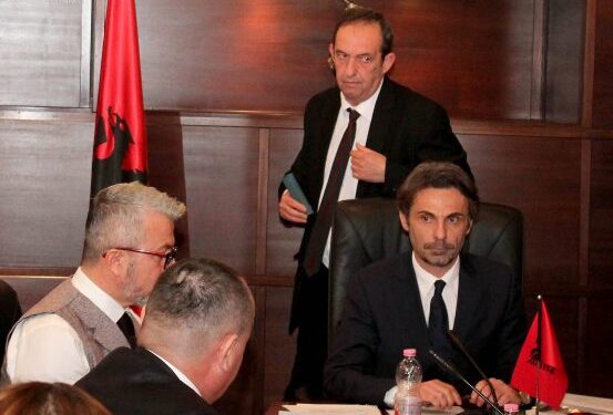 KLP merr rolin e gjykatës: Qortime dhe përgënjeshtrim ndaj mediave