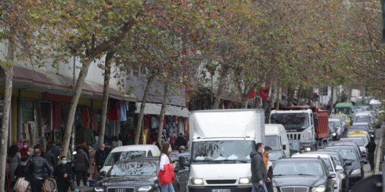 Të dhënat për vitin 2019/ Mbi 628 mijë makina në Shqipëri, kryeson “Benzi”