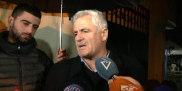 Apeli i babait të Klodianit për protestuesit para nisjes së protestës do t’iu lërë pa fjalë