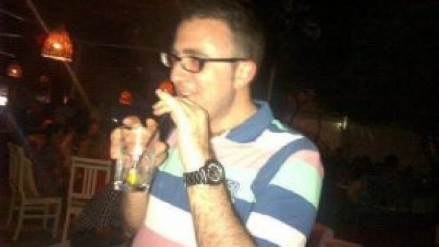 S’lanë sinjalistikë, kosha plehrash e zbukurim pa shkulur e djegur! Gazi i Bardhi ka vërbuar Gaz Bardhin: Protesta model tërboi Edi Ramën