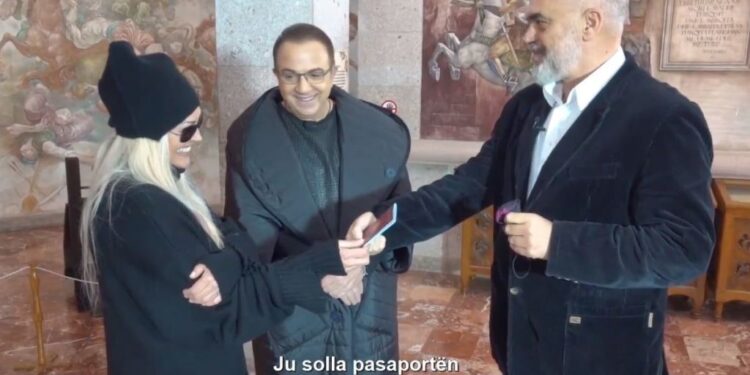 “Zyrtarisht jeni shqiptare”! Kryeministri Rama surprizon këngëtaren e njohur dhe i dhuron pasaportën: Skënderbeu më dërgoi një mesazh, më doli në ëndërr