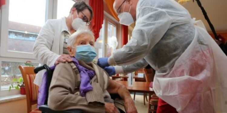 Nis vaksinimi kundër koronavirusit në BE, 101-vjeçarja bën e para vaksinën në Gjermani (Video)