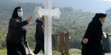 Me vizita tek kisha e Laçit, arushë në çati dhe hudhra: Si po kërkojnë shqiptarët të mbrohen nga Covid-i