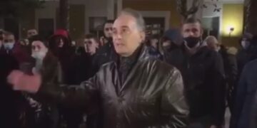 VIDEO/ Protestuesi ofendon rëndë ish deputetin e PD Luan Baci: Pse bënë politikë me të v.dekurit o tq**sha ropt!