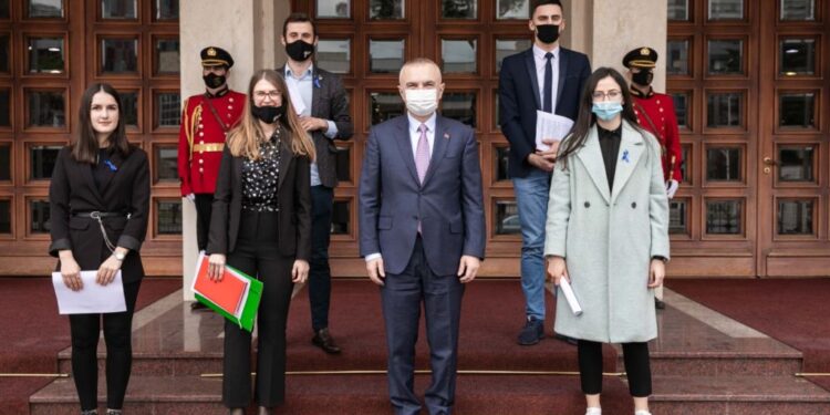 Ilir Meta, thirrje të rinjve: Është koha të rrëzoni këtë sistem, do ju ndihmoj dhe unë se po ju trajtojnë si kukulla partie