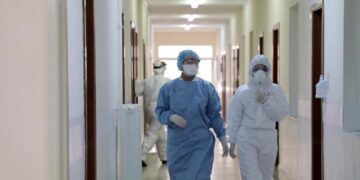 COVID/ 15 mjekë humbën jetën për të shpëtuar atë të pacientëve të tyre