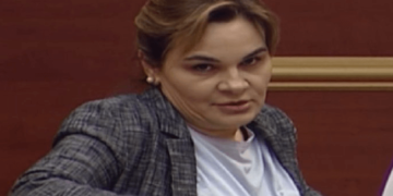 A mund të lihet përsëri fati i shqiptarëve, në dorën e vajzës së Fatimes që i bëri femijët milioner… duke shitur qep?!