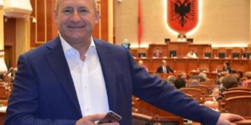 Nard Ndoka godet sërish: Ata që nuk protestuan dje, mos hanë m*t sot