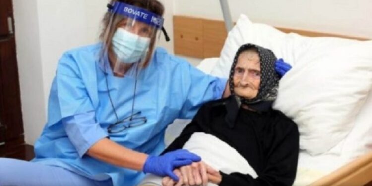 99-vjeçarja nga Kroacia fiton luftën ndaj Covid-19