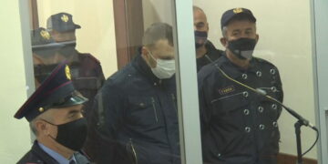 Efektivi i policisë shfaqet në gjendje të rënduar para gjykatës: Sillni familjen këtu t’u kërkoj falje! Merrni çfarë mase të doni