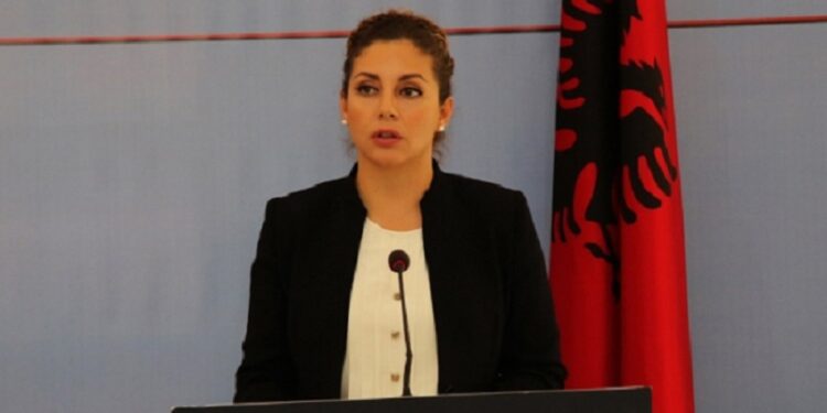 Ministrja Olta Xhaçka padit për shpifje Partinë Demokratike