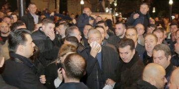A e dini se përse Kryemadhi dhe Basha nuk dolën dje në krye të protestueve?! Kreshnik Spahiu tregon fatin e frikshëm që i priste 2 liderët e opozitës