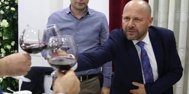 Xhelal Mziu ia shtron në Kamëz me Edi Palokën, dhe “pijanecin” e ri Ivi Kaso …“flet” gota e verës: Më 25 prill e hedhim “nokaut” Ramën