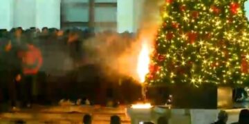 Protestuesit rrëzojnë dhe i vendosin zjarrin pemës së Krishtlindjeve para Kryeministrisë, plagoset “Stresi” nga shokët e tij