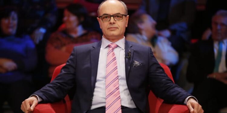 Zv. ministri i Mbrojtjes Petro Koçi e merr me sportivitet infektimin me Covid-19: I veteofruar si dhuratë për festat e fund dhe fillimvitit, hyri pa trokitur në familjen tone, duke na përqafuar të gjithëve!