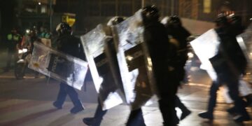 Protesta në Tiranë, dëmtohet në sy një tjetër punonjës policie