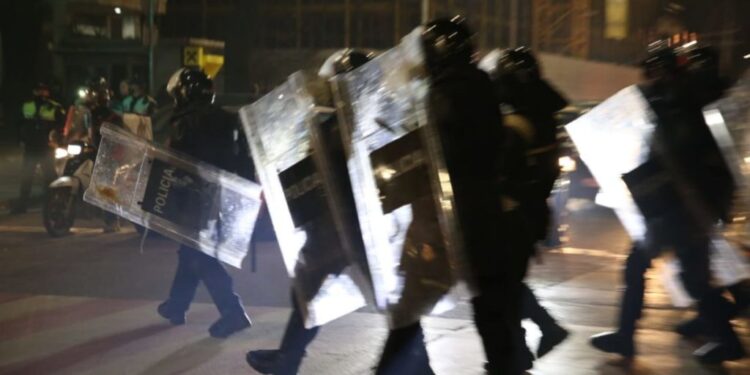 Protesta në Tiranë, dëmtohet në sy një tjetër punonjës policie