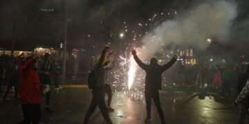 Dorëheqja e Sandër Lleshajt dhe protestat bëjnë jehonë në mediat ndërkombëtare