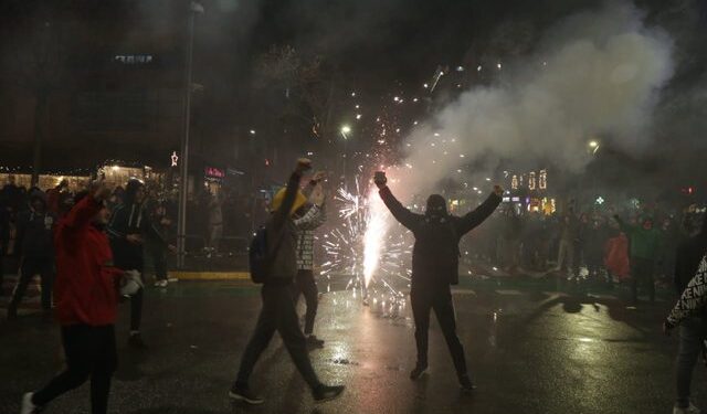 Dorëheqja e Sandër Lleshajt dhe protestat bëjnë jehonë në mediat ndërkombëtare