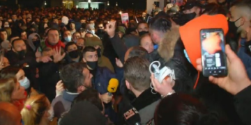 Plas sherri në protestë mes dy këngëtarëve dhe mbështetësve të tyre